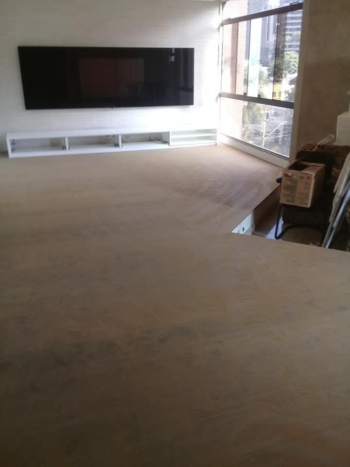 Piso de madeira antigo e desgastado, antes da raspagem e aplicação de acabamento